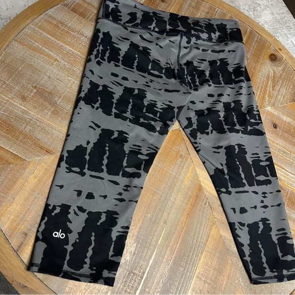 ALO Yoga Pants - Alo Yoga airbrush leggings in tie dye capri size Large